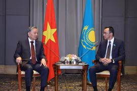 El secretario general del Partido Comunista de Vietnam, To Lam (izq.), se reúne con el presidente del Senado del Parlamento de Kazajistán, Maulen Ashimbaev (Foto: VNA)