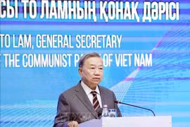 El secretario general del Partido Comunista, To Lam, pronuncia un discurso político en la Academia de Administración Pública, bajo la presidencia de Kazajistán. (Foto: VNA)