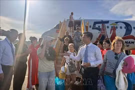 Turistas rusas recibidas en el aeropuerto internacional de Phu Quoc (Foto: VNA)