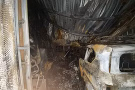 Un coche fue incendiado y abandonado en el patio del complejo de apartamentos. (Foto: VNA)