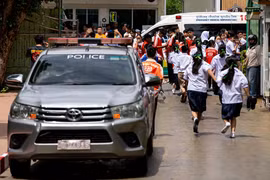 Estudiantes evacuados de una escuela en la provincia de Nonthabur, Tailandia, tras un tiroteo el 7 de agosto de 2026. (Foto: Xinhua/VNA)