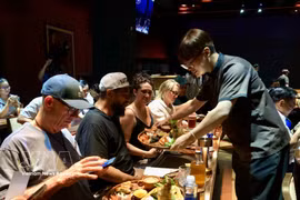 Los turistas extranjeros se entusiasman al capturar los rasgos únicos de la gastronomía vietnamita. Foto: VNA