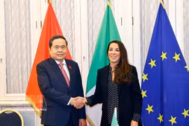 El presidente de la Asamblea Nacional de Vietnam, Tran Thanh Man, sostuvo la tarde del 14 de abril (hora local) en Roma un encuentro con la vicepresidenta del Senado de Italia, Licia Ronzulli. (Fuente: VNA)