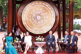 El secretario general del Partido Comunista de Vietnam y presidente del Estado, To Lam, y su esposa, Ngo Phuong Ly, así como el presidente de Corea del Sur, Lee Jae Myung, y su esposa, Kim Hye Kyung, disfrutaron de una merienda y actuaciones tradicionales durante el programa. (Foto: VNA)