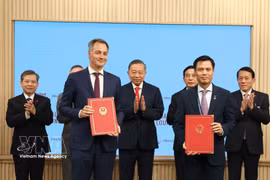 El secretario general del Partido y presidente de la República, To Lam, junto con funcionarios vietnamitas, presencia el intercambio de documentos de cooperación entre Vietnam y las Naciones Unidas en Nueva York, el 22 de septiembre de 2026. (Foto: VNA)