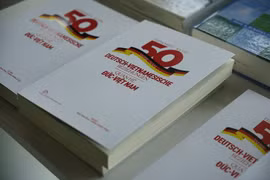 El libro “50 años de relaciones entre Alemania y Vietnam: Socios en el pasado, presente y futuro” (Fuente: Universidad Vietnamita-Alemana)