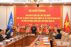 El teniente general Hoang Xuan Chien, viceministro de Defensa, entrega la decisión a los oficiales. (Foto: qdnd.vn) 