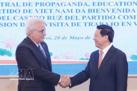 El subjefe de la Comisión de Propaganda, Educación y Movilización de Masas del Comité Central del Partido Comunista de Vietnam, Tran Thanh Lam, y René González Barrios, director del Centro Fidel Castro Ruz. (Foto: VNA) 