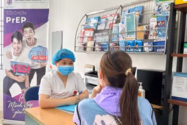 Una trabajadora sanitaria proporciona información a un ciudadano sobre el VIH/SIDA (Foto: Vietnam+) 