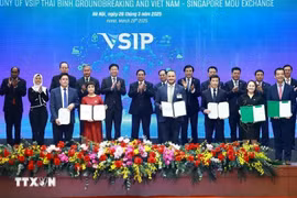 El primer ministro Pham Minh Chinh y su homólogo singapurense, Lawrence Wong, presenciaron el intercambio de documentos de cooperación entre empresas vietnamitas y singapurenses en Hanoi el 26 de marzo. (Foto: VNA)