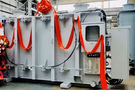 La empresa de Equipos Eléctricos de Cam Pha exporta su primer envío de transformadores a Filipinas el 28 de octubre de 2026. (Foto: QMG)