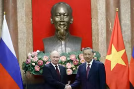 El secretario general del Partido Comunista, To Lam (der.), posa para una fotografía con el presidente ruso, Vladimir Putin (Foto: VNA)