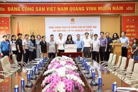 La ministra de Salud, Dao Hong Lan, y el personal del ministerio presentan donaciones del ministerio al Comité Central de la FPV (Foto: VNA)