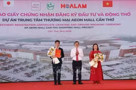 El presidente del Comité Popular de la ciudad de Can Tho, Truong Canh Tuyen, otorgó el certificado de registro de inversión al líder de Aeon Mall Vietnam. (Foto: VNA)