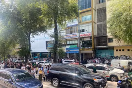 Muchos edificios en Ciudad Ho Chi Minh y Hanoi se sacudieron después de un terremoto de magnitud 7,7 en Myanmar, lo que provocó que los empleados en edificios de gran altura salieran corriendo al exterior. (Foto: tuoitre.vn)