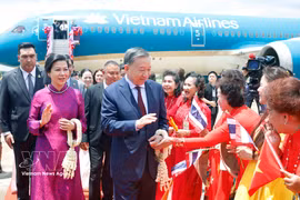 Funcionarios de la Embajada y el Consulado General de Vietnam, junto con representantes de la comunidad vietnamita en Tailandia, reciben al secretario general del Partido y presidente de la República, To Lam, y a su esposa en el Aeropuerto Internacional de Udon Thani. Foto: VNA