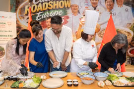 Los comensales participaron en la preparación de comidas durante el evento. (Foto: VNA)
