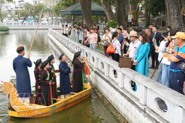 Las atracciones turísticas de Bac Ninh atraen a grandes multitudes tras el lanzamiento del exitoso videoclip "Bac Bling". (Foto: VNA)