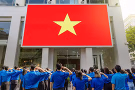 En agosto de 2024, los miembros de la Unión de Jóvenes de la Agencia Vietnamita de Noticias respondieron a la Campaña del Día Nacional, lanzada por la Unión de Jóvenes, el Departamento de Información Exterior (Ministerio de Información y Comunicaciones) y la plataforma TikTok en colaboración con Schannel. (Foto: VNA)