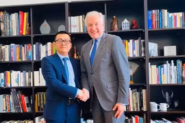 El embajador de Vietnam en Austria, Vu Le Thai Hoang (izquierda), se reúne con el Dr. Martin Eichtinger, director de la Academia Diplomática de Viena, el 10 de junio (Foto: Nhan dan.vn).