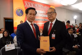 El subdirector de la Academia Nacional de Política Ho Chi Minh, Hoang Phuc Lam, entrega el libro "La aspiración de un Vietnam fuerte y próspero en la nueva era" al presidente de la Comisión de Relaciones Exteriores de la Cámara de Diputados de México, diputado Pedro Vázquez González. Foto: VNA