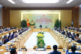 El primer ministro Pham Minh Chinh (centro) habla en la reunión. (Foto: VNA)