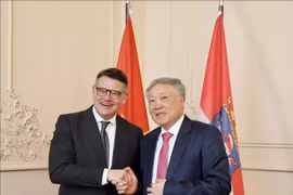 El ministro presidente del estado alemán de Hesse, Boris Rhein, recibió al Viceprimer Ministro Permanente Nguyen Hoa Binh. (Foto: VNA)