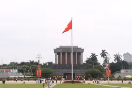 Una gran cantidad de ciudadanos y turistas han acudido a la plaza Ba Dinh en estos días. Foto: VNA