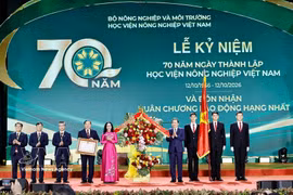 El presidente de la Asamblea Nacional, Tran Thanh Man, entrega la Orden del Trabajo de Primera Clase a la Academia de Agricultura de Vietnam. Foto: VNA