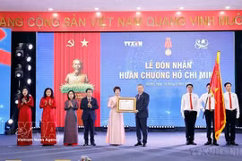 El secretario general del Partido, To Lam, entrega la Orden Ho Chi Minh a la Agencia Vietnamita de Noticias (VNA) durante la ceremonia conmemorativa del 80.º aniversario del Día Tradicional de la agencia (15 de septiembre de 1945). Esta es la tercera vez que la VNA recibe esta alta distinción. (Foto: VNA)