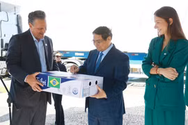 El primer ministro Pham Minh Chinh firma un paquete de carne de res exportada a Vietnam. (Foto: VNA)