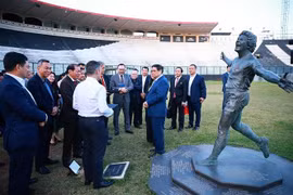 El primer ministro vietnamita Pham Minh Chinh visita el estadio Estádio São Januário. (Fuente: VNA)