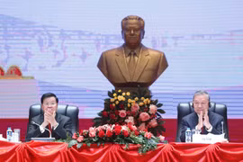 El Secretario General del Partido Comunista de Vietnam To Lam y el Secretario General del Partido Popular Revolucionario de Laos y el presidente del país, Thongloun Sisoulith, copresiden una conferencia en Vientiane el 5 de febrero sobre los resultados del 14o Congreso Nacional del PCV. (Foto: VNA)