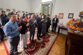 El embajador Do Duc Thanh (cuarto, a la izquierda), el personal de la embajada y representantes de asociaciones vietnamitas en Rumania ofrecen incienso en homenaje al Presidente Ho Chi Minh. (Foto: VNA)