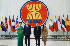 El secretario general del Partido Comunista de Vietnam, To Lam (segundo, a la izquierda) y su esposa, Ngo Phuong Ly (primera, a la izquierda), visitan la Secretaría de la ASEAN el 10 de marzo. (Foto: VNA)