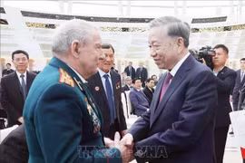 El secretario general del Partido Comunista de Vietnam, To Lam, estrecha la mano de un veterano bielorruso con destacadas contribuciones a Vietnam. (Foto: VNA)
