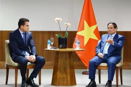 El primer ministro vietnamita, Pham Minh Chinh, (derecha) conversó con representantes del Grupo JBS, una de las principales empresas de procesamiento de alimentos a nivel mundial, con sede en Brasil y presencia en 24 países y territorios. (Fuente: VNA)