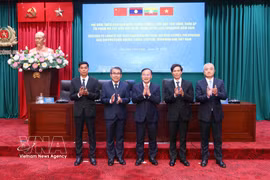 El teniente general Nguyen Van Long, viceministro de Seguridad Pública de Vietnam (en el centro), y los jefes de las delegaciones de Vietnam, China, Laos y Myanmar en la conferencia. (Foto: VNA)