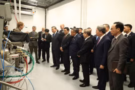 El secretario general del Partido Comunista de Vietnam y presidente de la República, To Lam, visitó el Instituto Niels Bohr de la Universidad de Copenhague. (Fuente: VNA)