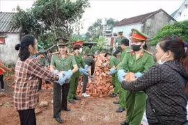 La policía de Bac Giang apoya la retirada de viviendas temporales y deterioradas de hogares pobres y en situación de pobreza en la provincia. (Foto: VNA)