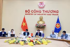 El ministro de Industria y Comercio de Vietnam, Nguyen Hong Dien (tercero desde la derecha), asiste a la Reunión Extraordinaria de Ministros de Economía de la ASEAN en línea. (Foto: VNA)