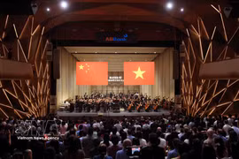 Programa artístico "Armonía China-Vietnam" con motivo del 77.º aniversario de la fundación de China. Foto: VNA.