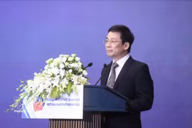 Nguyen Duy Hung, subjefe de la Comisión de Políticas y Estrategias del Comité Central del Partido, interviene en el evento. (Foto: VNA)