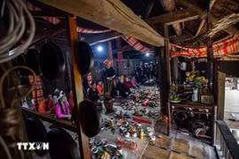 Mo Muong es un ritual popular del pueblo Muong realizado por chamanes durante los funerales, que contiene conocimientos y creencias. (Foto: VNA)
