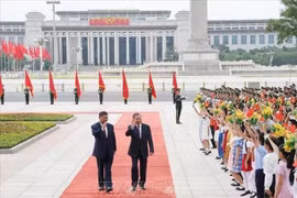 El secretario general del Partido Comunista y presidente de Vietnam, To Lam (d), y su homólogo chino, Xi Jinping, en la ceremonia de bienvenida del primero durante su visita de Estado a China del 18 al 20 de agosto de 2024. (Foto: VNA)