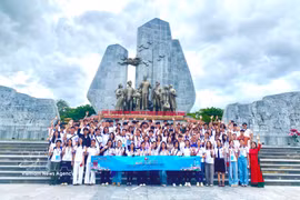 110 jóvenes y estudiantes vietnamitas residentes en el extranjero, junto con delegados, posan para una foto conmemorativa en el Monumento al Presidente Ho Chi Minh y al pueblo de Quang Binh (2025); barrio de Dong Hoi, provincia de Quang Tri). Foto: VNA