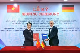El viceministro de Finanzas, Tran Quoc Phuong (izquierda), y un representante del Banco Alemán de Reconstrucción (KfW) firman un acuerdo de préstamo y un acuerdo de subvención para los dos proyectos. (Foto: Ministerio de Finanzas)