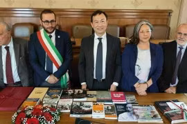 El embajador de Vietnam en Italia, Duong Hai Hung (centro), presenta una colección de libros sobre el Presidente Ho Chi Minh a la Asociación A.P.S. INTRA en Marsciano. (Foto: VNA)