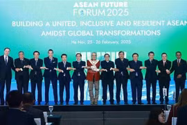 El primer ministro Pham Minh Chinh (sexto, a la derecha) y los jefes de las delegaciones que asisten al Foro del Futuro de la ASEAN 2025 posan para una foto grupal. (Foto: VNA)