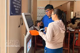 Miembros de la Unión de Jóvenes Comunistas Ho Chi Minh y jóvenes de la comuna de Chon Thanh (ciudad de Dong Nai) apoyan a los ciudadanos en la realización de trámites administrativos. Foto: VNA